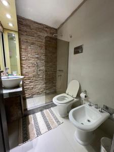 un bagno con un water bianco e un lavandino di Lysa Paraná a Paraná