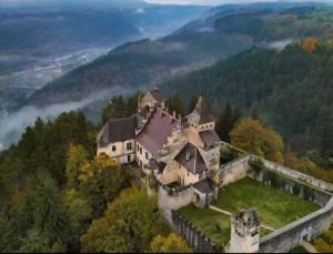 een luchtfoto van een huis op een heuvel bij Duric in Cazin