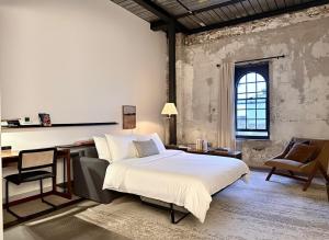 Posezení v ubytování Charming 1BR Near Fiserv with Rooftop, Gym, and Parking