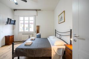 een slaapkamer met een bed, een tv en een raam bij FIRENZE Appartamento Coverciano Rayna in Florence