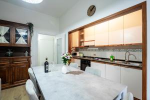 een keuken met een tafel met stoelen en een wastafel bij FIRENZE Appartamento Coverciano Rayna in Florence +21 foto's