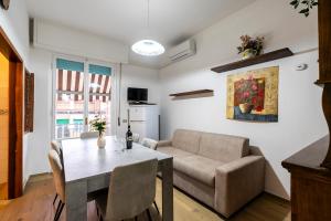 een woonkamer met een tafel en een bank bij FIRENZE Appartamento Coverciano Rayna in Florence