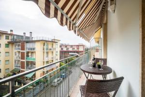 een balkon met een tafel en stoelen en uitzicht bij FIRENZE Appartamento Coverciano Rayna in Florence