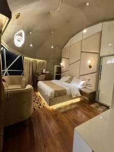 een slaapkamer met een bed en een bank in een kamer bij Earthen Pods in Manāli +23 foto's