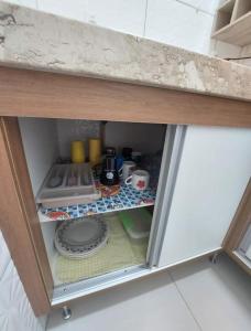 un placard avec une petite cuisine avec dans l'établissement Aconchego Perfeito em São Pedro SP, à São Pedro