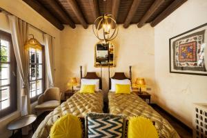 una camera da letto con due letti e un lampadario di Zerzembe Boutique Hotel a Şanlıurfa Altre 24 foto