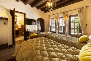 een slaapkamer met een groot bed en een woonkamer bij Zerzembe Boutique Hotel in Sanlıurfa