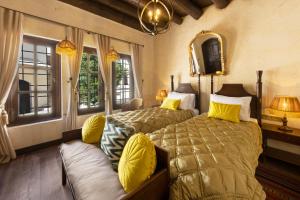 een slaapkamer met 2 bedden en een bank bij Zerzembe Boutique Hotel in Sanlıurfa