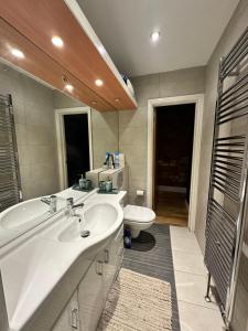 Et badeværelse på Gorgeous Oxford Flat + 7 billeder