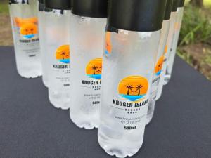 eine Reihe von Wasserflaschen mit Spinnen darauf in der Unterkunft Kruger Island Resort in White River