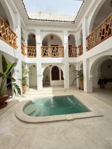 een binnenplaats met een zwembad in een gebouw bij Natural living eco resort in Malindi