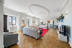 un ampio soggiorno con divano e TV di Quinta da Paciencia a Sintra