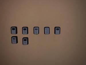 eine Reihe von Knöpfen an der Seite einer Wand in der Unterkunft Pension Karsten Mertens in Gardelegen