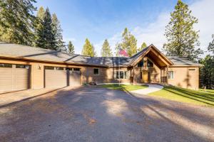 ein großes Haus mit Garage in der Unterkunft Deck and Views Scenic Group Getaway in Lakeside! in Lakeside