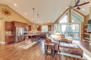 ein Wohnzimmer mit Sofa und eine Küche in der Unterkunft Deck and Views Scenic Group Getaway in Lakeside! in Lakeside