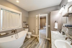ein Badezimmer mit Badewanne, Toilette und Waschbecken in der Unterkunft Deck and Views Scenic Group Getaway in Lakeside! in Lakeside + 23 Fotos
