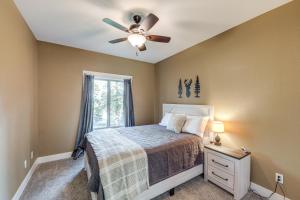 ein Schlafzimmer mit Bett und Deckenventilator in der Unterkunft Deck and Views Scenic Group Getaway in Lakeside! in Lakeside