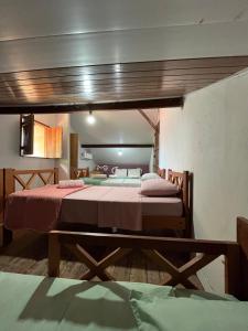 2 bedden in een kamer met bij POUSADA IPIRÃTÃ - Turismo de Vivência Cultural in Soure