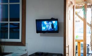 einen TV an der Wand in einem Zimmer in der Unterkunft MARIBAO in Playas