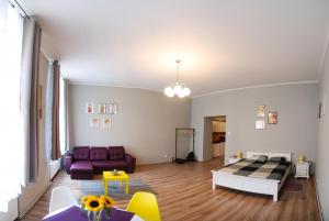 ティミショアラにあるApartment City Centre Timisoaraの紫色のソファとテーブル付きのリビングルーム