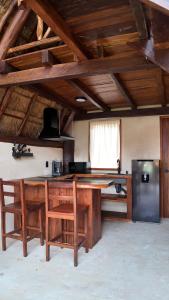 une cuisine avec une table, des chaises et un réfrigérateur dans l'établissement Kaaj Ndomi, à Bacalar 43 autres photos