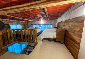 ein Schlafzimmer mit zwei Betten in einem Zimmer mit blauen Vorhängen in der Unterkunft MARIBAO in Playas