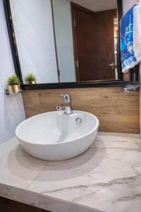 een badkamer met een witte wastafel op een aanrecht bij Minimalist City Suite in Chetumal