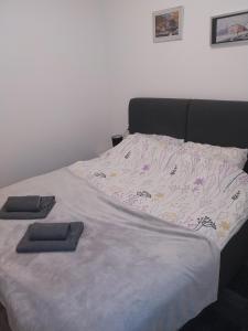 un letto con due cuscini sopra di apartmani mikek a Domaslovec