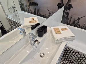 een badkamer met een wastafel en een ligbad bij South House in Włocławek +19 foto's