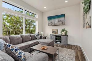 ein Wohnzimmer mit Sofa und Tisch in der Unterkunft Riverscape Townhome A, Just Steps Gruene Hall in Gruene