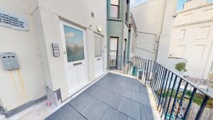 En balkon eller terrasse på Stunning Apartment By The Sea + 2 billeder