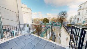 En balkon eller terrasse på Stunning Apartment By The Sea