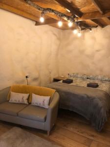Postel nebo postele na pokoji v ubytování Rabbits ,1 bedroom, Dartmoor Hillside, Eco Hobbit style, Home