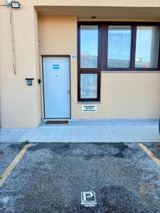 een witte deur op een gebouw met ramen bij GemmaHouse in Casalecchio di Reno +3 foto's