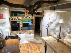 Kuchyň nebo kuchyňský kout v ubytování Rabbits ,1 bedroom, Dartmoor Hillside, Eco Hobbit style, Home + 56 fotografií