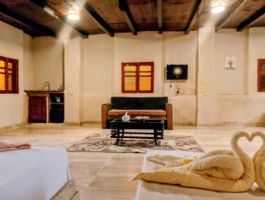 un soggiorno con un divano e un tavolo di Tebtunis Hotel a Qaryat at Ta‘mīr as Siyāḩīyah