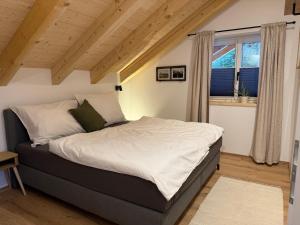 une chambre avec un grand lit dans une pièce dans l'établissement amKampl-Ferienwohnung, à Radling
