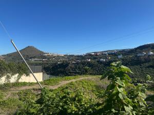 TrapicheFurgoneta camper solo hospedaje sin conducción的从山坡上看到的村庄景色