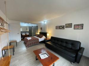 een woonkamer met een bank en een bed bij Hotel Casa Azul Jardín in Jardin