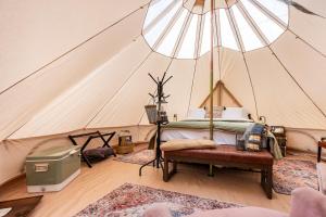 ein Schlafzimmer mit einem Bett in einem Zelt in der Unterkunft Creek-side Retreat - Glamping in The Dalles