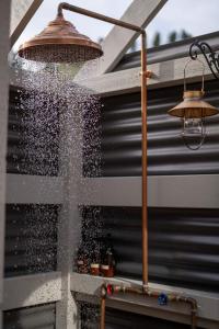 ein Springbrunnen vor einem Gebäude in der Unterkunft Creek-side Retreat - Glamping in The Dalles