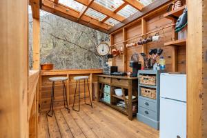 Nhà bếp/bếp nhỏ tại Creek-side Retreat - Glamping