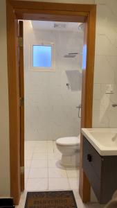 Et badeværelse på شقق يودج