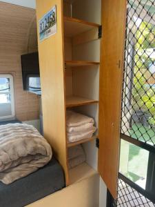 Giường trong phòng chung tại הקרוואן במושב +21 ảnh