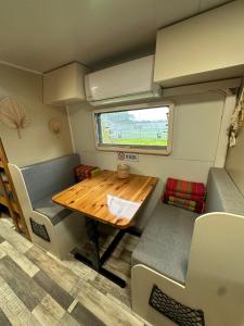 Khu vực ghế ngồi tại הקרוואן במושב