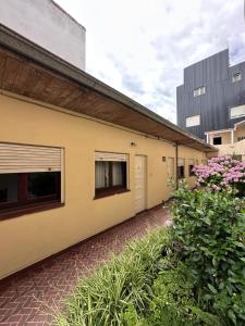 een huis met een stenen loopbrug naast een gebouw bij Hotel Saona in Mar del Plata