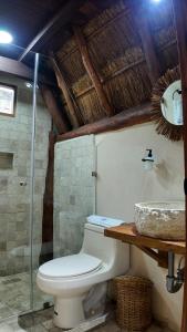 une salle de bains avec toilettes et lavabo dans l'établissement Kaaj Ndomi, à Bacalar