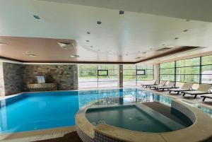 Bazén v ubytování Chamkoria Forest View & Spa Apartment nebo v jeho okolí