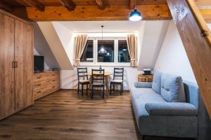 克拉尼斯卡戈拉Podlipnik Apartments的客厅里有一张蓝色的沙发和一张桌子