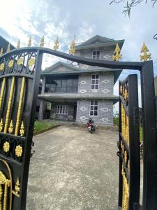 PokharaAnnapurna Himdrishya Pokhara的建筑物大门前停着一辆摩托车